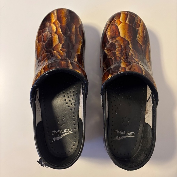 Dansko Patent Leather Clogs Embossed Brown Gold Tigers Eye Womens Shoe 39 US 8.5 - Picture 3 of 7